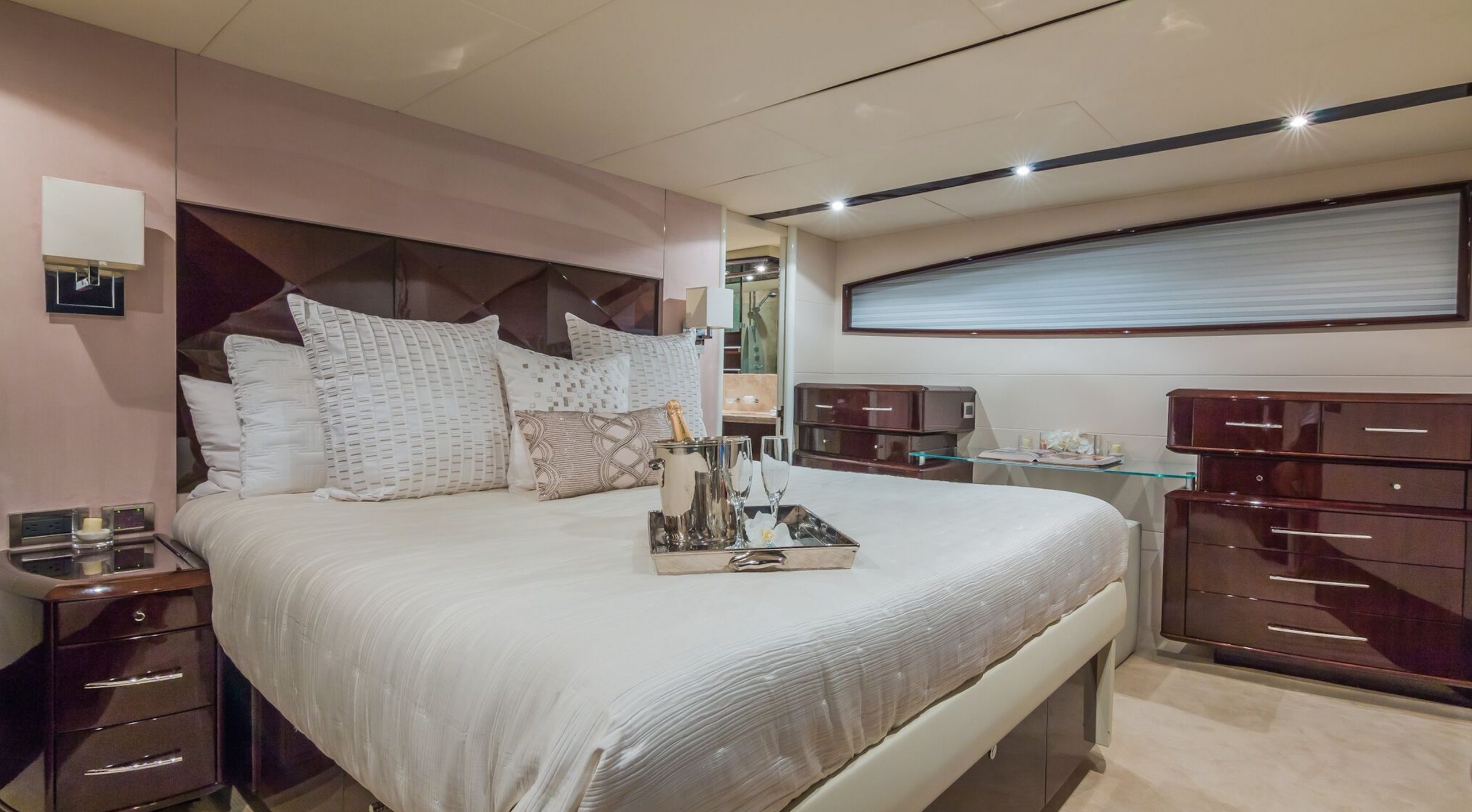 75′ Lazzara Motor Yacht